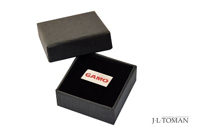 Stříbrný pin do klopy saka s firemním logem Gamo vyrobené na zakázku