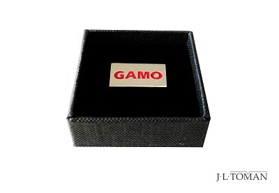 Stříbrný pin do klopy saka s firemním logem Gamo vyrobené na zakázku