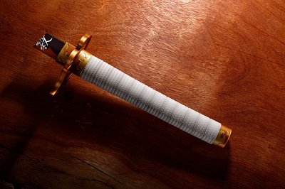 Demon Slayer: Kimetsu no Yaiba Proplica Replik 1/1 Plastik gebrochenes Nichirin Schwert (Kyojuro Rengoku) 31 cm