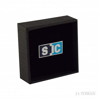Firemní ozdoby do klopy s logem SIC vyrobené na zakázku