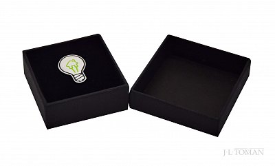 Luxusní ozdoba do klopy s logem institutu Chytry makler vyrobená na míru