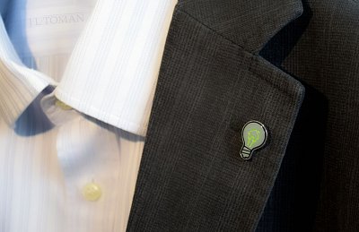 Luxusní ozdoba do klopy s logem institutu Chytry makler vyrobená na míru