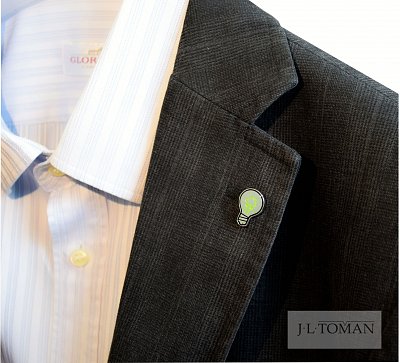 Luxusní ozdoba do klopy s logem institutu Chytry makler vyrobená na míru