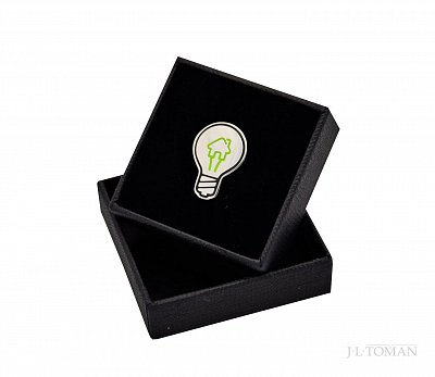 Luxusní ozdoba do klopy s logem institutu Chytry makler vyrobená na míru