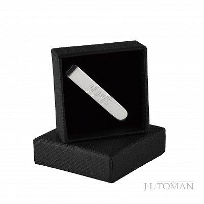 Set manžetových knoflíčků a spon na kravatu s rytinou monogramu DB vyrobené na zakázku