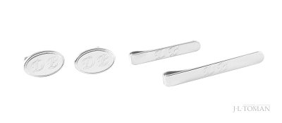 Set manžetových knoflíčků a spon na kravatu s rytinou monogramu DB vyrobené na zakázku