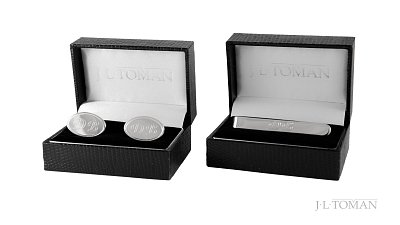 Set manžetových knoflíčků a spon na kravatu s rytinou monogramu DB vyrobené na zakázku