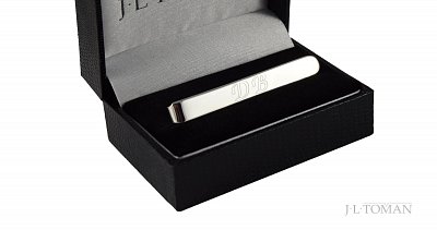 Set manžetových knoflíčků a spon na kravatu s rytinou monogramu DB vyrobené na zakázku