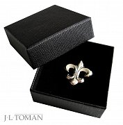 Stříbrná ozdoba do klopy růže s propracovanými detaily v matném provedení