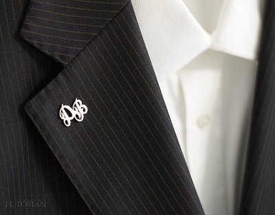 Stříbrná ozdoba do klopy s monogramem DB č. 12