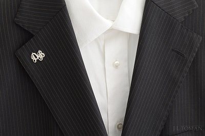 Stříbrná ozdoba do klopy s monogramem DB č. 12