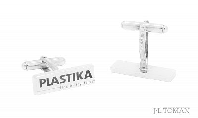 Stříbrné manžetové knoflíčky s firemním logem Plastika vyrobené na zakázku
