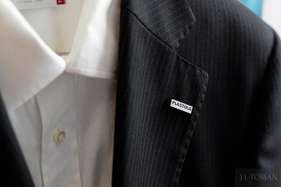 Stříbrné manžetové knoflíčky s firemním logem Plastika vyrobené na zakázku