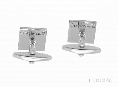 Stříbrné manžetové knoflíčky s rytinou "Credo in te" vyrobené na zakázku